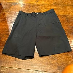 Me s IZOD black golf shorts, size 33